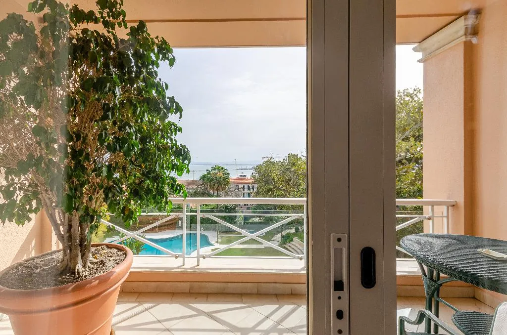 Double or Twin RIVER VIEW Room, Olissippo Lapa Palace, Lisbon