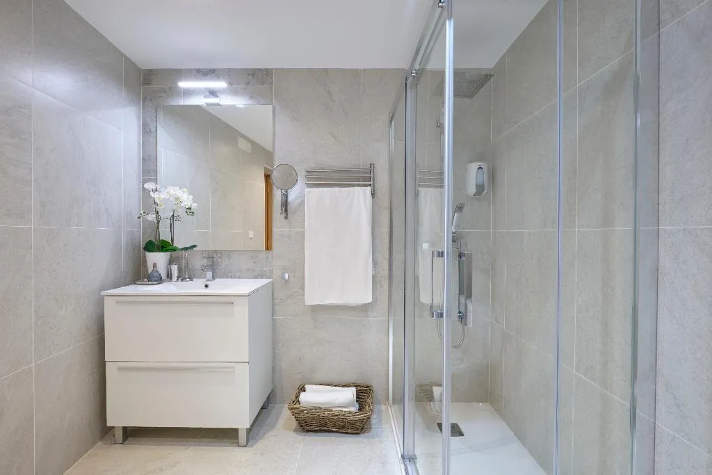 APARTMENT TWO BEDROOMS Room, Apartamentos en Sol, Madrid