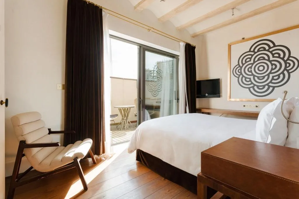 DOUBLE SUPERIOR WITH PRIVATE POOL Room, Do: Placa Reial, Barcelona
