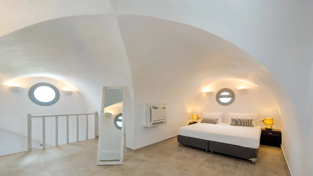 JUNIOR SUITE STANDARD Room, White Harmony Suites, Santorini