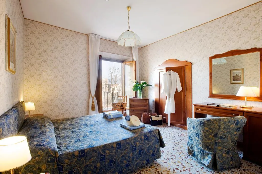 TRIPLE STANDARD Room, Silla, Florence