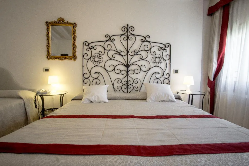 TRIPLE STANDARD Room, Antigo Trovatore, Venice