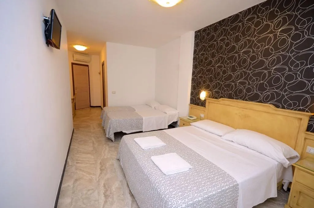 Room, Hotel Clinton, Naples