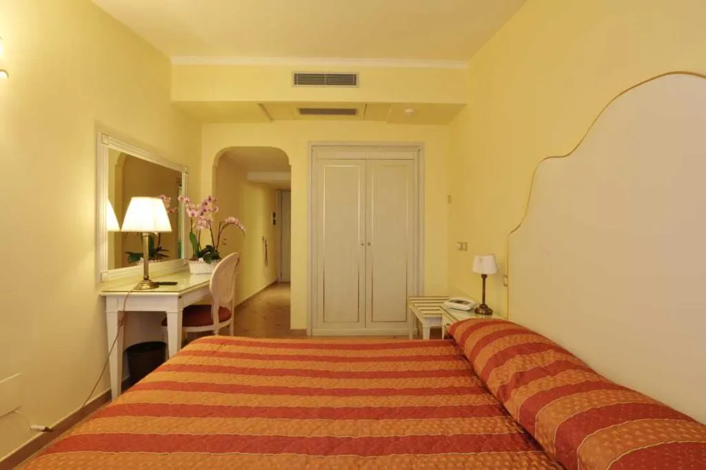 Double or Twin SIDE SEA VIEW WITH BALCONY Room, La Vue D'Or, Naples