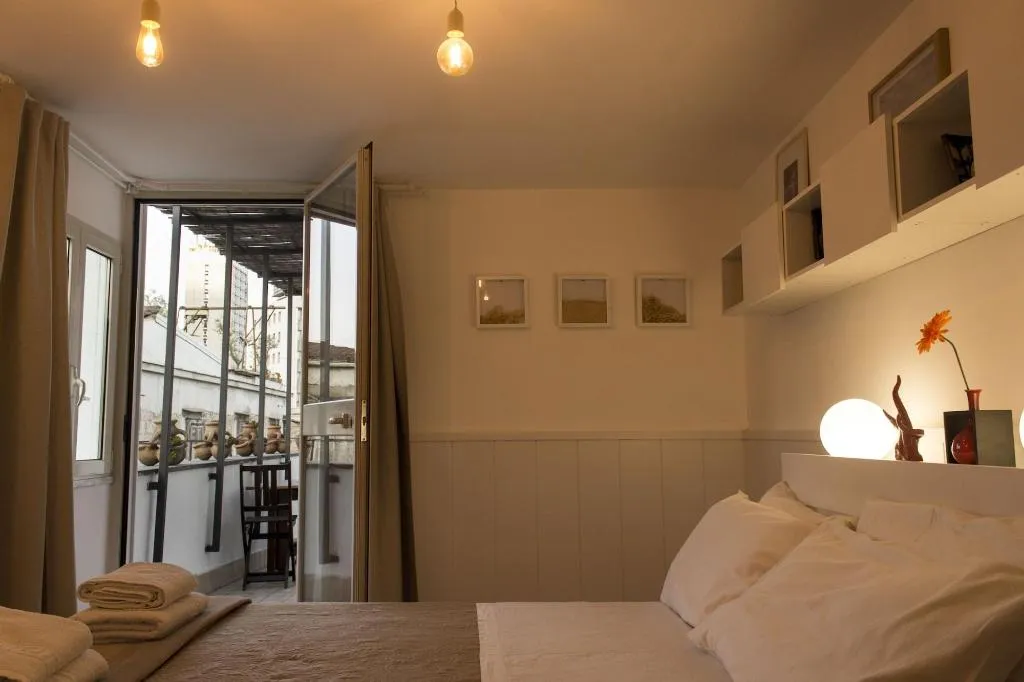 Room, Sui Tetti Di Napoli, Naples