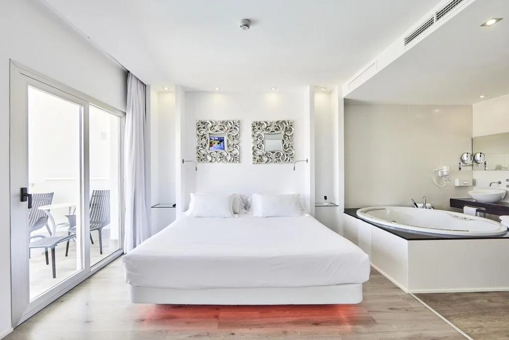 JUNIOR SUITE DELUXE WITH JACUZZI Room, Astoria Playa, Majorca