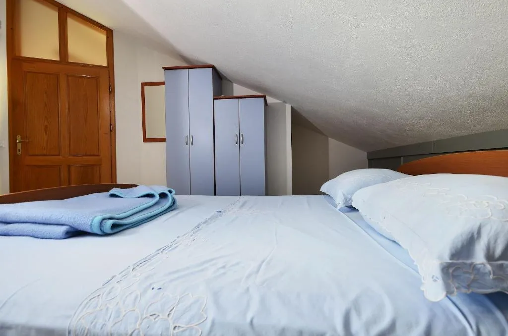 Room, House Topic, Split