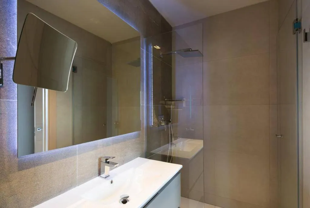 APARTMENT THREE BEDROOMS WITH VIEWS Room, Regente, Madrid