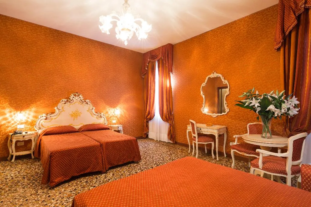 JUNIOR SUITE CANAL VIEW Room, Palazzo Guardi, Venice