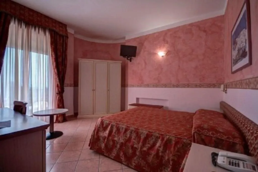 Room, Sporting Club America, Naples