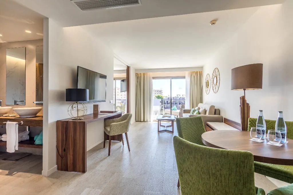 JUNIOR SUITE STANDARD Room, Zafiro Palace Palmanova, Majorca