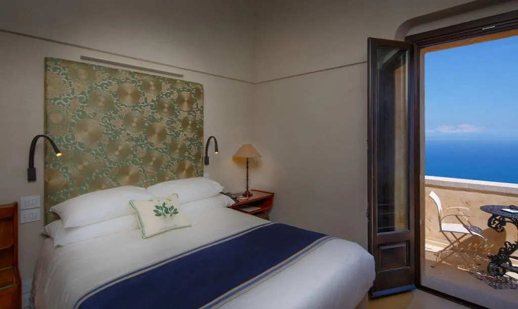 DOUBLE DELUXE SEA VIEW Room, Monastero Santa Rosa Hotel & Spa, Naples