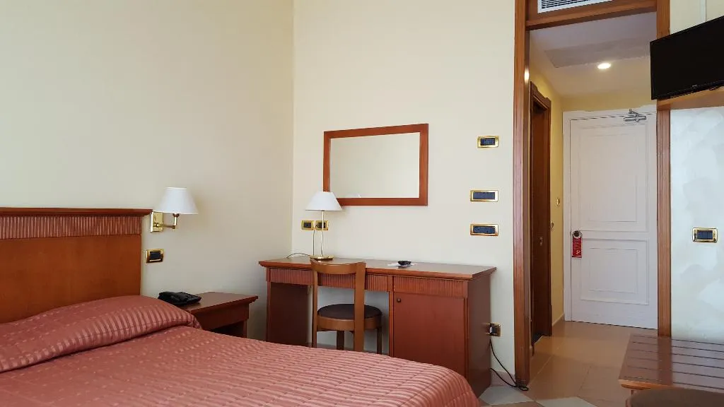Room, Grand Hotel Moon Valley, Naples