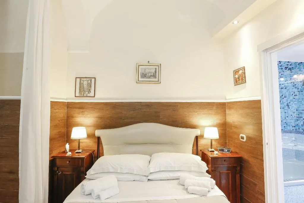 Room, Home Marty, Naples
