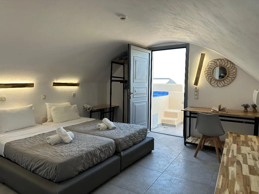 STUDIO WITH JACUZZI Room, Lucia Villas, Santorini
