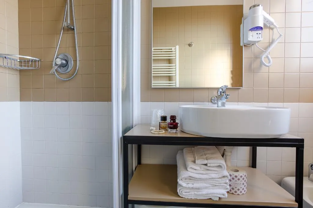 TWIN STANDARD Room, Ambra, Venice