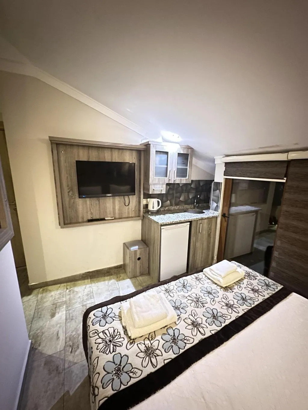 Room, Street61 Studios, Dalaman