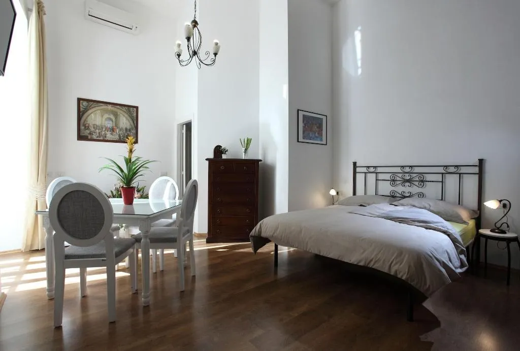 Room, Napolipietrasanta, Naples