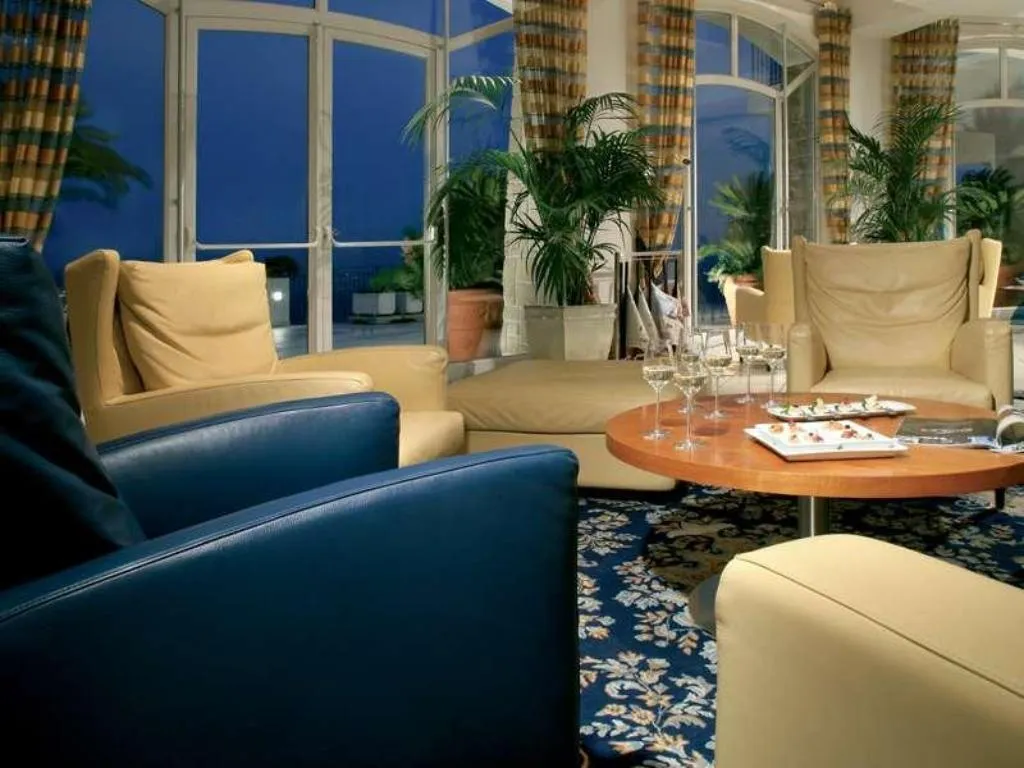 Lobby, Raito, Naples