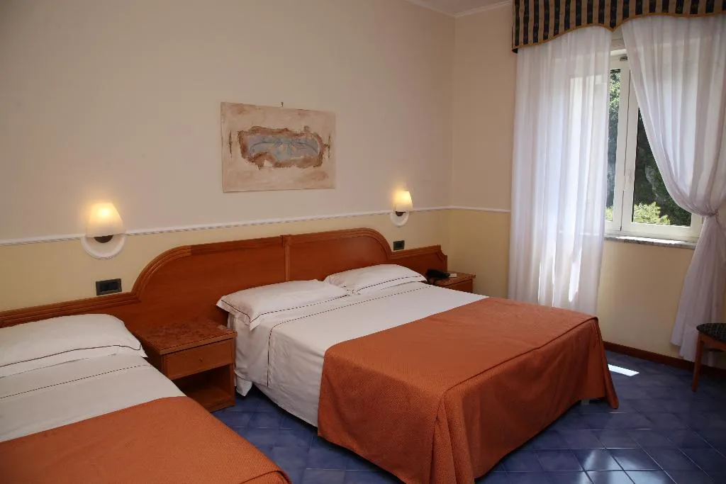 TRIPLE STANDARD Room, Delfino, Naples