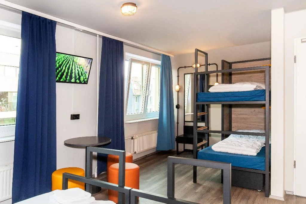 TRIPLE STANDARD Room, a&o Berlin Mitte, Berlin