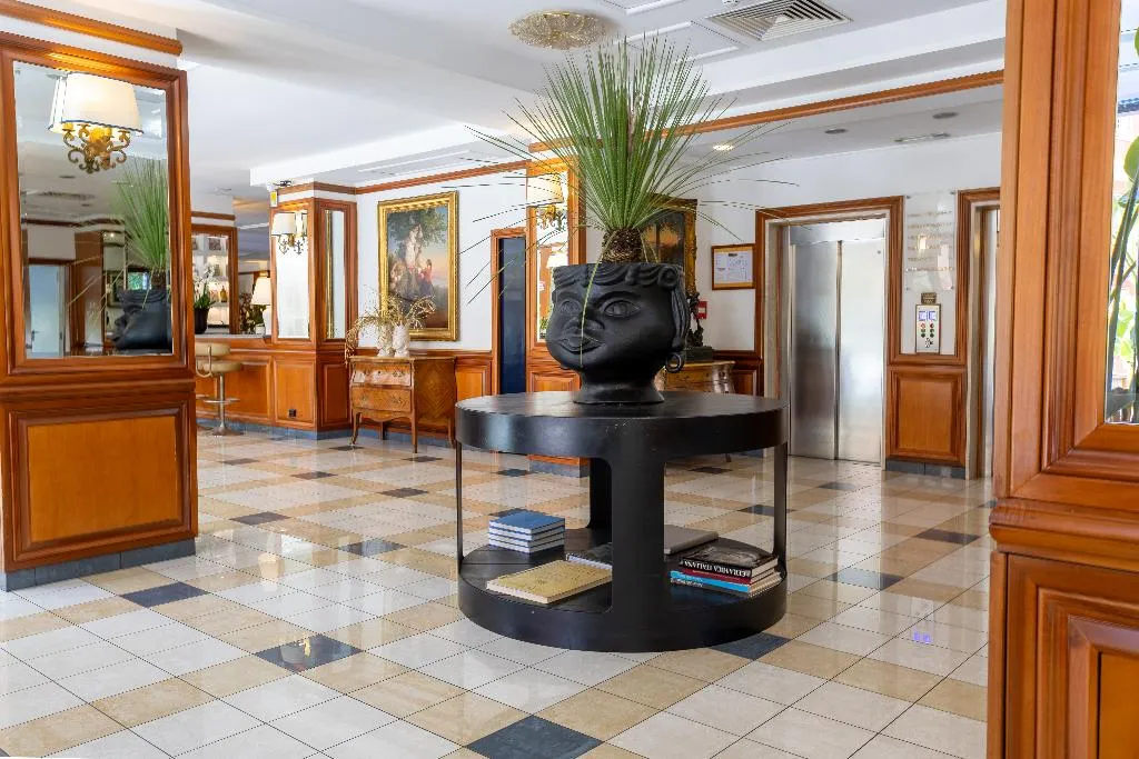 Lobby, Grand Hotel Tiberio, Rome