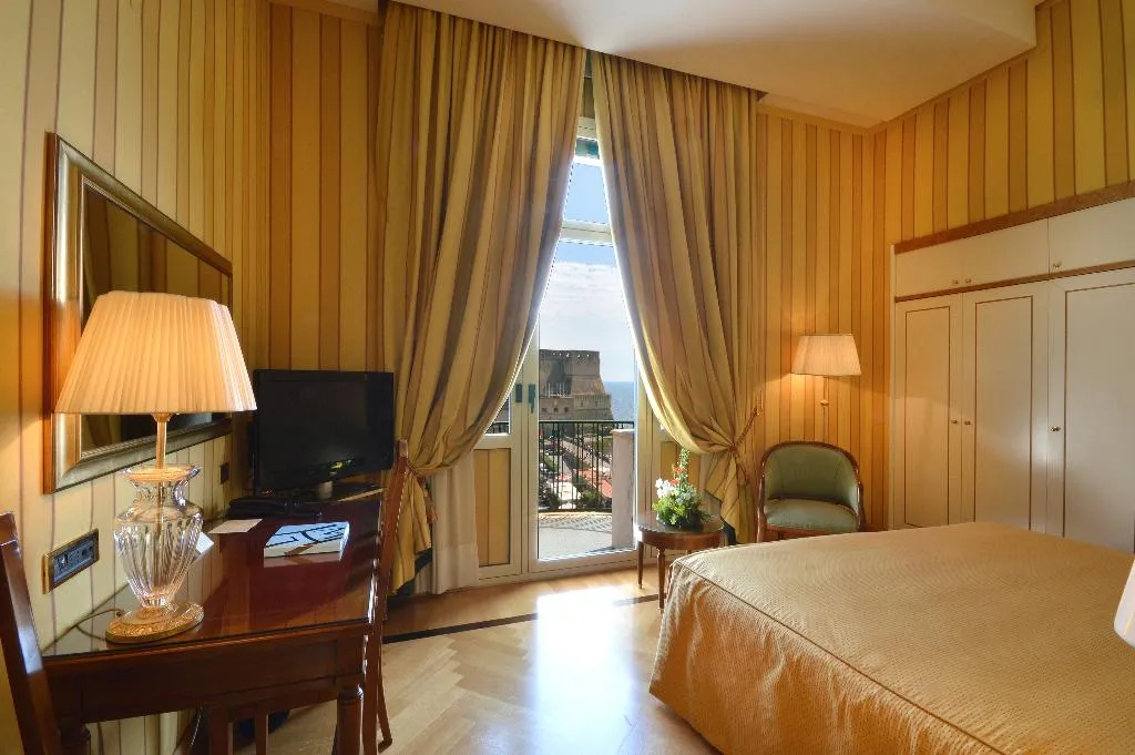 DOUBLE DELUXE QUEEN BED Room, Grand Hotel Vesuvio Naples, Naples