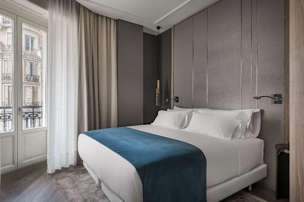 JUNIOR SUITE WITH VIEWS Room, NH Collection Madrid Gran Vía, Madrid