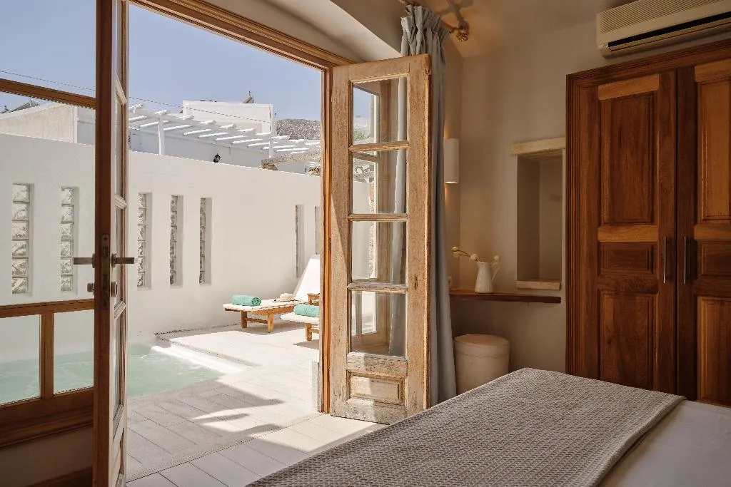 SUITE WITH JACUZZI Room, Meltemi Village, Santorini