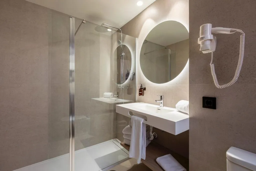 TRIPLE SUPERIOR Room, Acta Piramides, Madrid