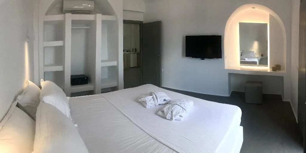SUITE WITH JACUZZI Room, Amphitrite Suites Santorini, Santorini