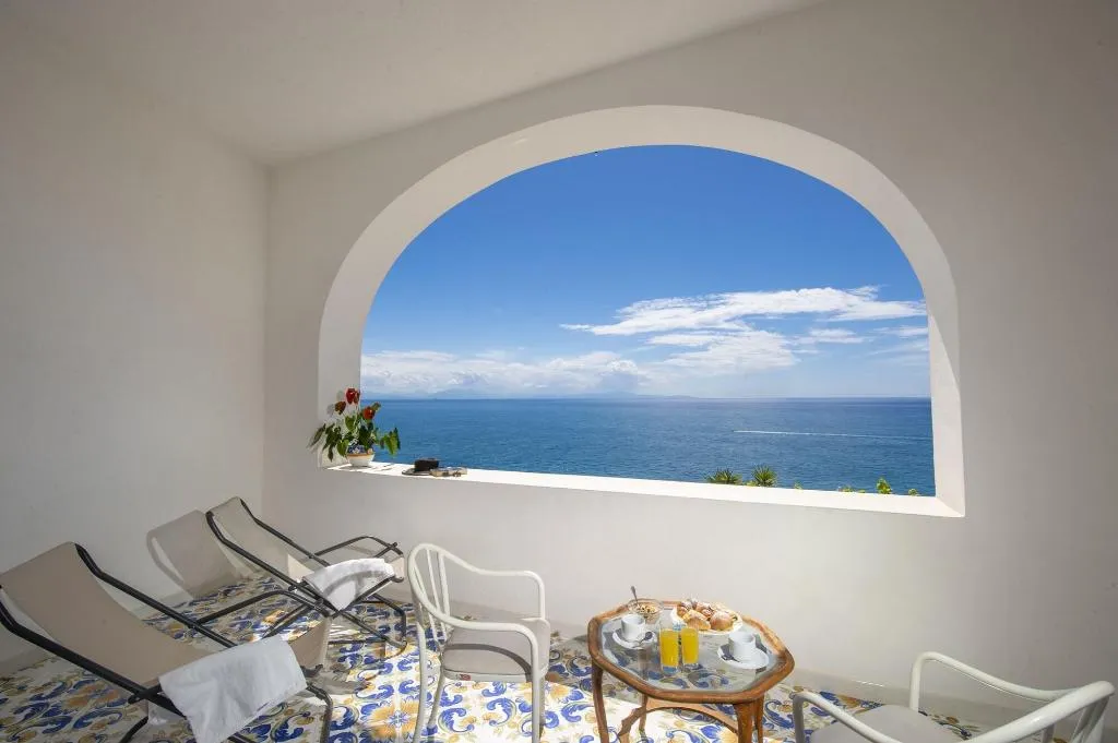Room, Open Gate, Naples
