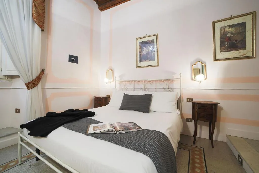 Room, La Maison dell'Orologio, Rome