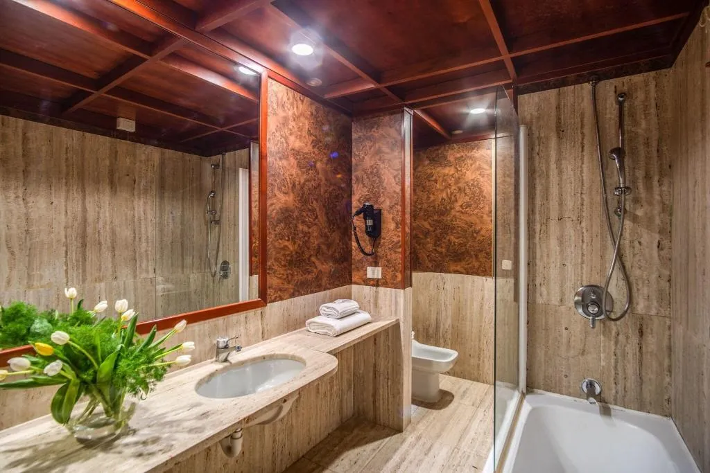 DOUBLE SUPERIOR QUEEN BED Room, Madison, Rome