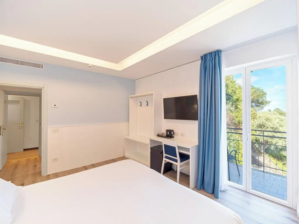 DOUBLE CLASSIC QUEEN BED Room, Hotel Cristina, Naples