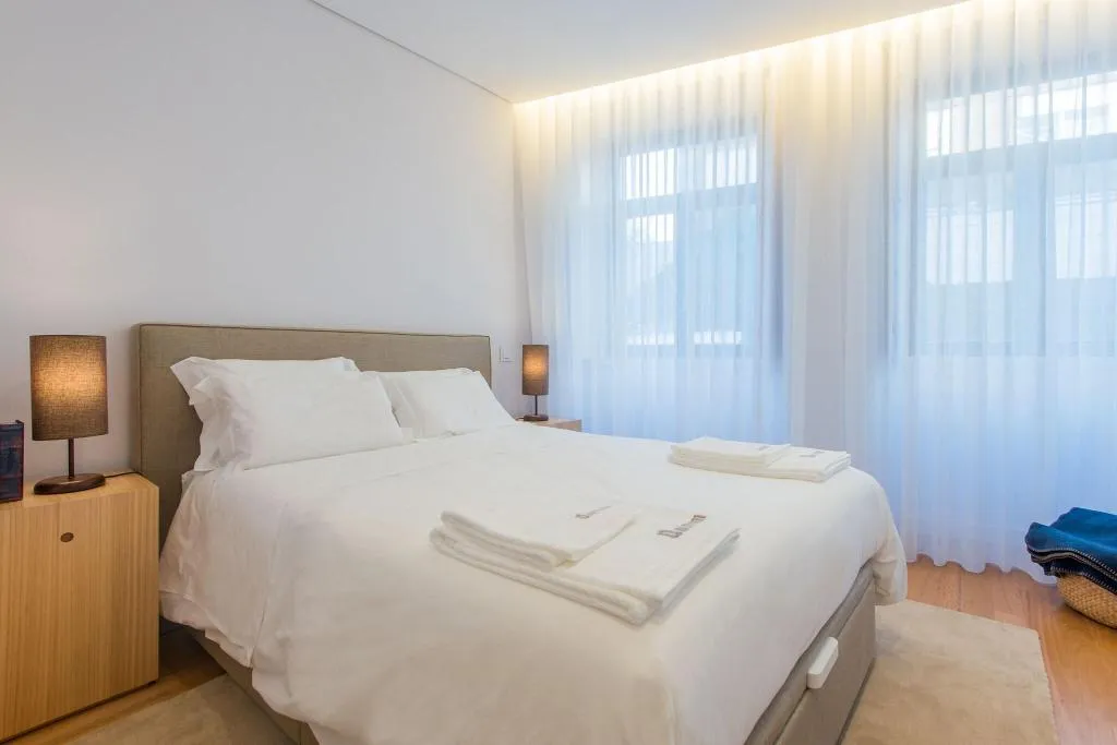 Room, Domum, Porto