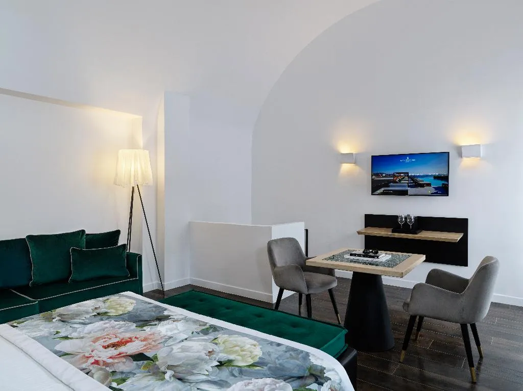SUITE WITH PRIVATE POOL Room, Katikies Garden Santorini - The Leading Hotels, Santorini