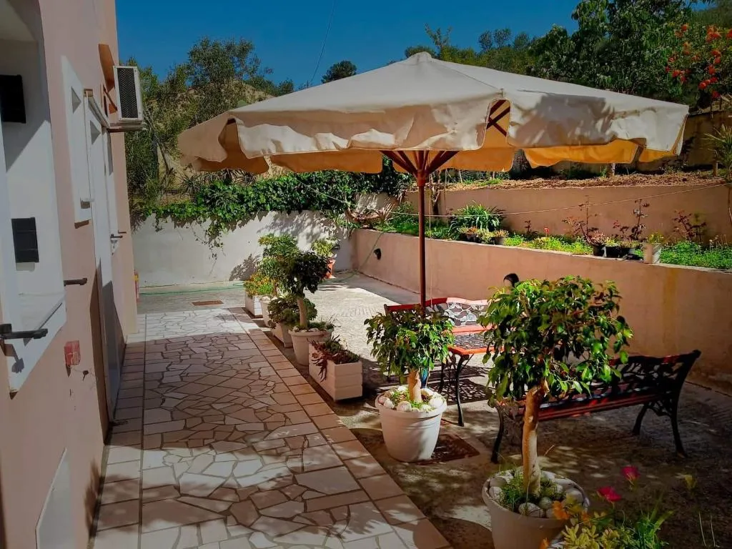 Terrace, Oskars Studios & Apartments, Kefallinia