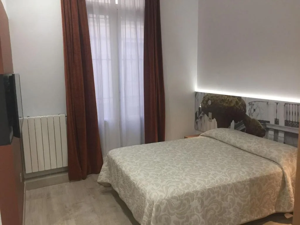 Room, Hostal Cervelo, Madrid