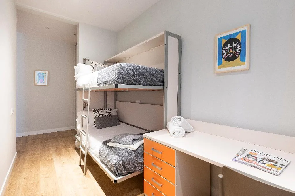 APARTMENT CAPACITY 6 THREE BEDROOM Room, Aspasios Urquinaona Design, Barcelona