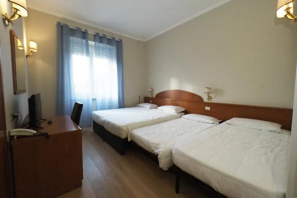 QUADRUPLE STANDARD Room, Laura, Rome