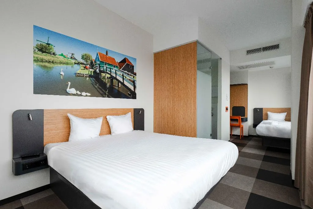 TRIPLE STANDARD Room, easyHotel Amsterdam Zaandam, Amsterdam