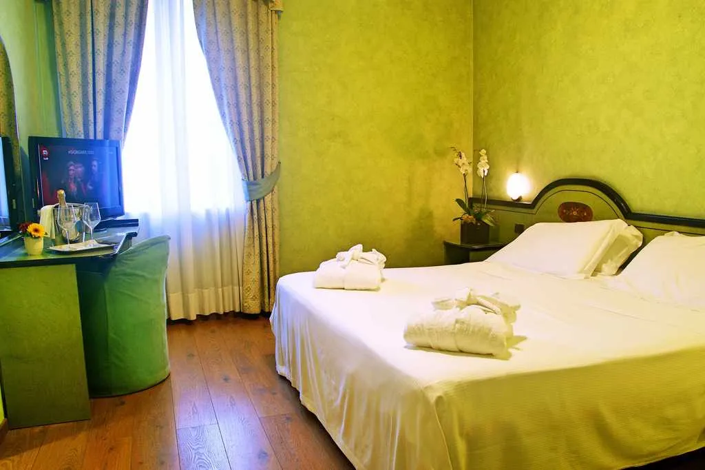 DOUBLE KING SIZE BED Room, Puccini Hotel Milan, Tapestry Collection by Hilton, Milan