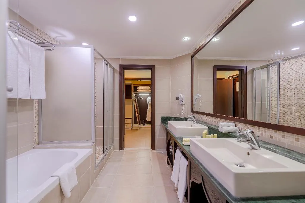 JUNIOR SUITE SIDE SEA VIEW Room, Crowne Plaza Antalya, Antalya