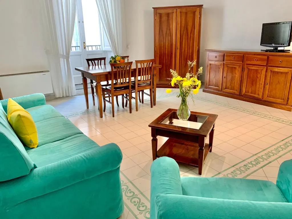 APARTMENT CAPACITY 2 Room, Antico Palazzo Scala, Naples