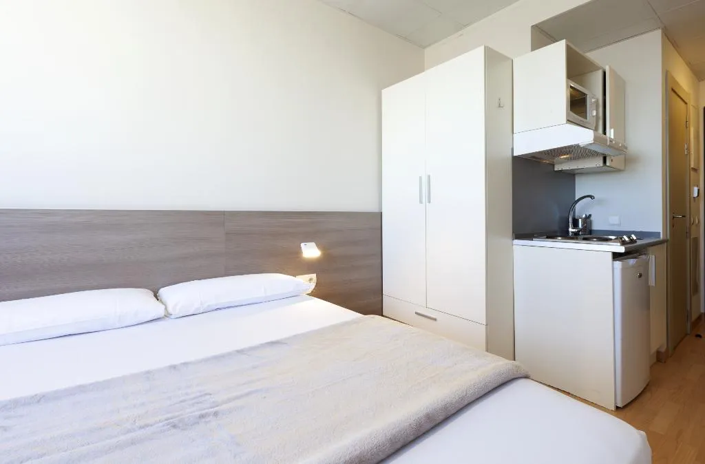 STUDIO CAPACITY 2 Room, Vertice Roomspace Madrid, Madrid