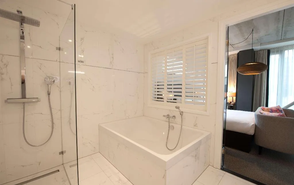 DOUBLE DELUXE QUEEN BED Room, DoubleTree by Hilton NDSM Wharf, Amsterdam