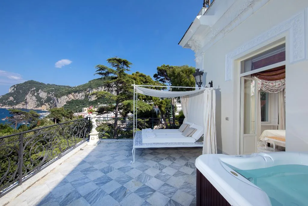 Double or Twin EXECUTIVE SEA VIEW Room, Luxury Villa Excelsior Parco, Naples