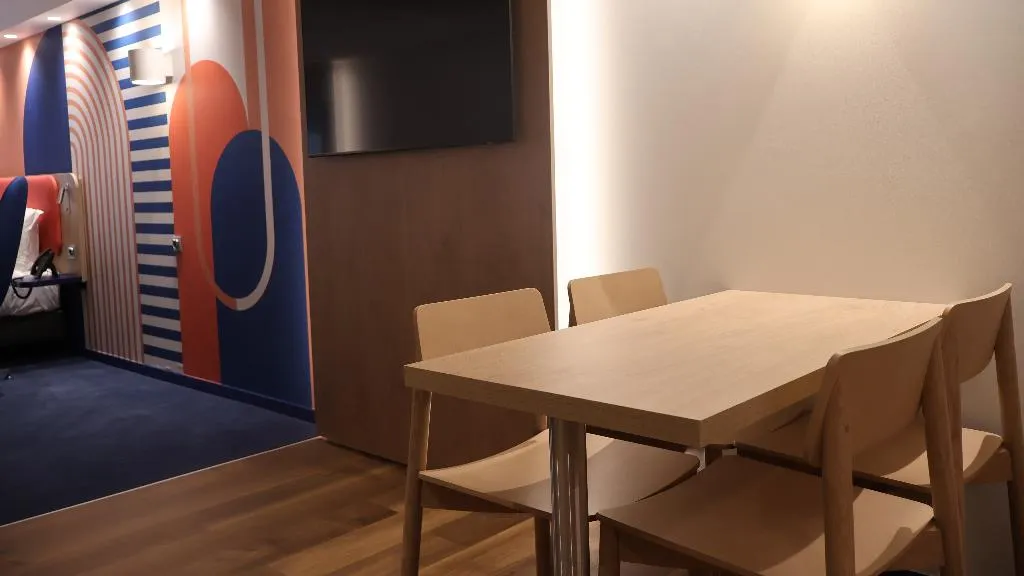SUITE QUEEN SIZE BED Room, Holiday Inn Express Lisbon Principe Real, by IHG, Lisbon