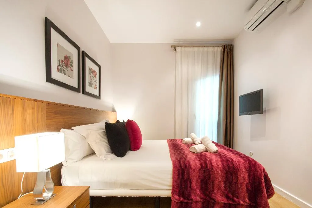 APARTMENT CAPACITY 4 THREE BEDROOM Room, Dailyflats Barcelona Center, Barcelona